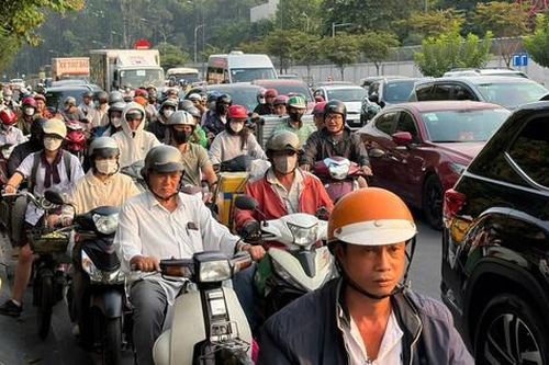 TP.HCM 'căng mình' chiều cuối năm, giao thông cửa ngõ và sân bay cùng lúc tăng áp lực