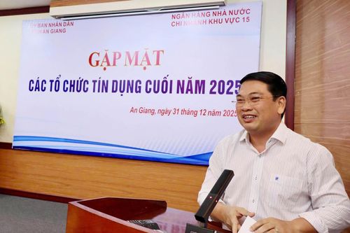 Lãnh đạo An Giang thăm, chúc mừng cán bộ ngân hàng trước thềm năm mới 2026