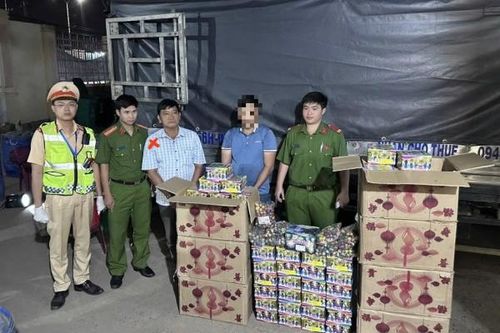 Bắt 3 đối tượng vận chuyển hơn nửa tấn pháo nổ