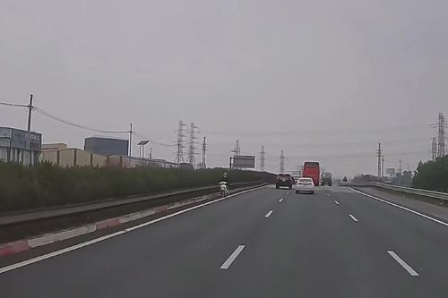 Nguy hiểm xe máy đi ngược chiều trên cao tốc