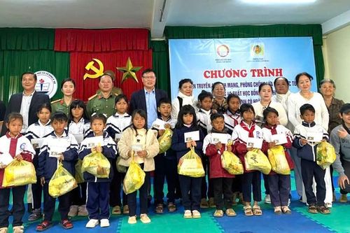 70 triệu quà, học bổng tặng học sinh, phụ huynh xã Đam Rông 4