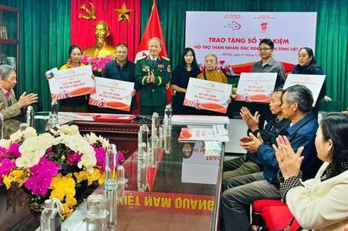 Trao tặng sổ tiết kiệm cho 16 gia đình liệt sĩ