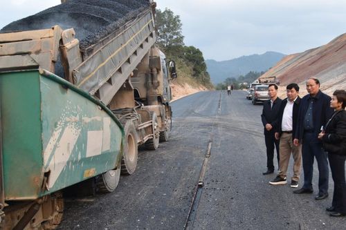Phó Chủ tịch UBND tỉnh Hoàng Văn Thạch kiểm tra, đôn đốc tiến độ tuyến tránh nối phường Tân Giang và Thục Phán