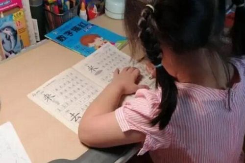 Bài tập tiếng Việt khiến cả nhà bó tay: 'Từ nào để nguyên nghĩa là mẹ, bỏ bớt chữ vẫn là mẹ?'
