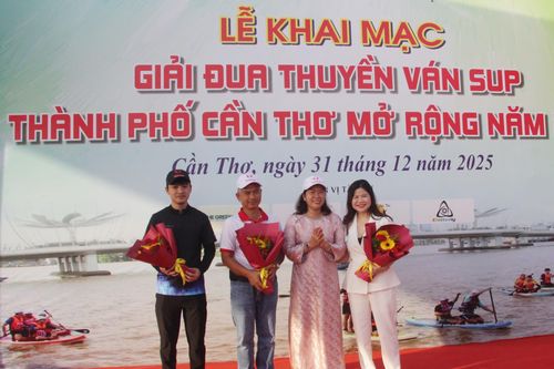 Cần Thơ: 214 vận động viên tranh tài giải đua thuyền ván sup trên sông rạch Cần Thơ