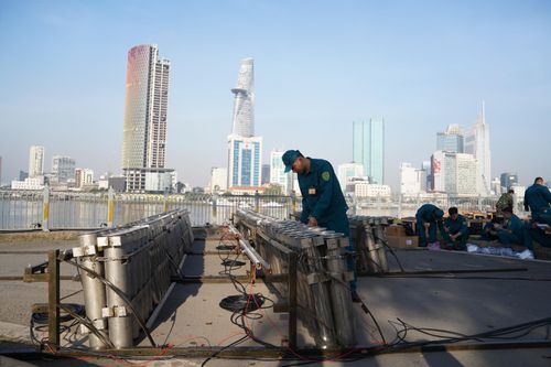 Trận địa pháo hoa ở TP.HCM trước giờ khai hỏa đón năm mới 2026