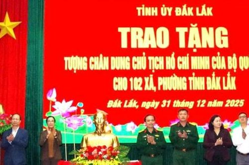 Đắk Lắk: Trao Tượng chân dung Chủ tịch Hồ Chí Minh cho 102 xã, phường