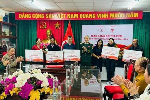 Trao tặng sổ tiết kiệm cho các gia đình đưa hài cốt liệt sĩ về quê hương