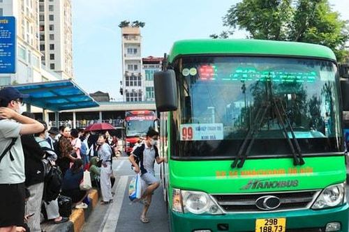 Xe buýt, tàu điện Hà Nội sẵn sàng phục vụ hành khách dịp nghỉ Tết Dương lịch 2026