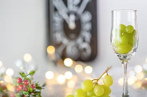 Vì sao lại ăn 12 trái nho vào đêm giao thừa và lý giải loạt tục lệ kỳ lạ của các nước trên thế giới?