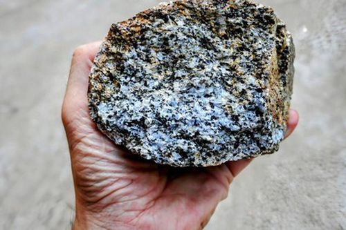 Một tảng đá 2 tỷ năm tuổi vừa nứt ra, để lộ bên trong bí mật chấn động