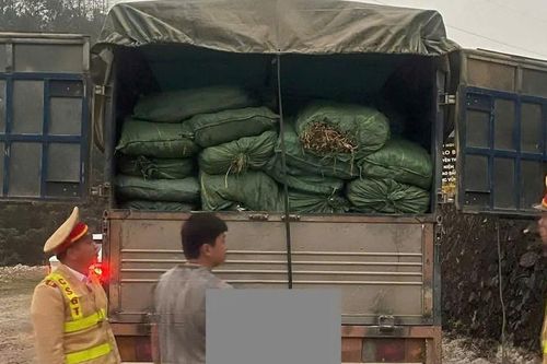 Phát hiện xe tải vận chuyển hơn 5,7 tấn nguyên liệu thuốc lá không rõ nguồn gốc