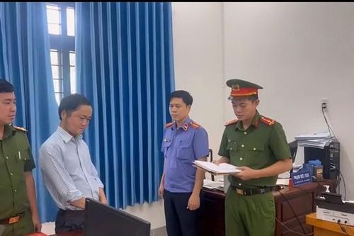 Bắt công chức xã hứa hẹn làm thủ tục đất đai để chiếm đoạt tiền của người dân