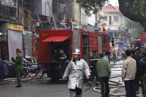 Hiện trường vụ cháy cửa hàng kinh doanh trên phố Hàng Mã