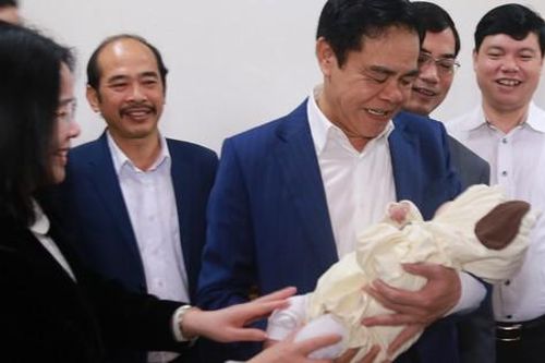 Chủ tịch UBND tỉnh Nghệ An thăm, động viên người có công và trẻ em có hoàn cảnh đặc biệt