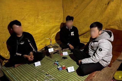 Bắt nhóm thanh niên trốn vào chòi cà phê sử dụng ma túy