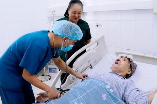 Đau xương khớp người đàn ông tự tiêm thuốc giảm đau dẫn đến sốc nhiễm khuẩn, thủng tạng rỗng