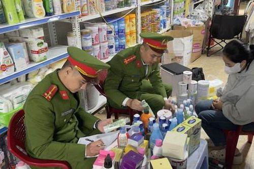 Bất ngờ phát hiện hàng trăm mặt hàng sữa, thực phẩm chức năng, mỹ phẩm không rõ nguồn gốc