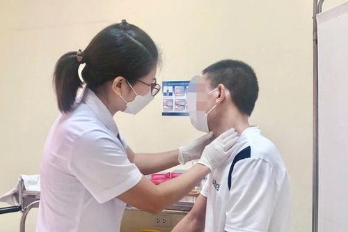 Chủ quan không đi khám, từ khối u tuyến giáp chuyển ung thư biểu mô tuyến giáp thể nang