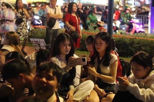 Biển người đổ về trung tâm TPHCM chờ xem pháo hoa chào năm mới 2026