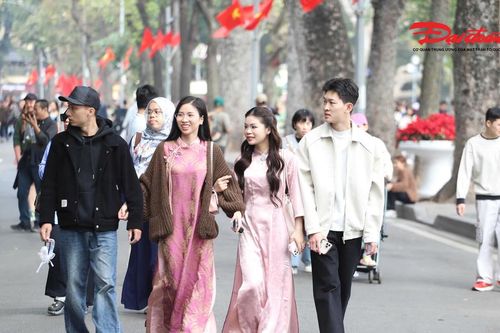 Giới trẻ diện áo dài khoe sắc, chụp ảnh tại hồ Gươm trong ngày đầu năm mới 2026