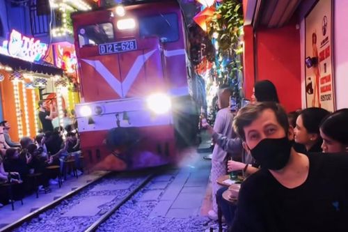 Alan Walker check-in phố cà phê đường tàu Hà Nội