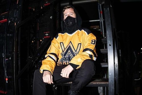 Alan Walker 'náo loạn' phố cà phê đường tàu Hà Nội