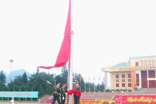 Linh thiêng khoảnh khắc chào cờ đầu năm mới của đồng bào các dân tộc Lai Châu