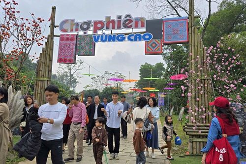 Tấp nập khách đến 'Chợ phiên vùng cao - Chào năm mới 2026'