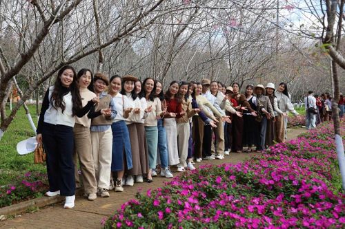 Hàng nghìn du khách đổ về Khu du lịch Măng Đen trong ngày đầu nghỉ lễ Tết Dương lịch