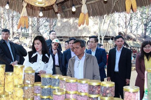 Khai mạc phiên chợ nông sản và dược liệu Măng Đen