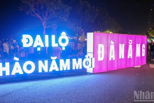 Giờ phút đếm ngược của người dân Đà Nẵng trên Đại lộ chào năm mới