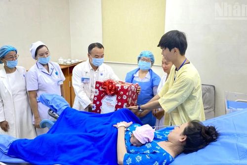 Thành phố Hồ Chí Minh đón chào những công dân nhí trong thời khắc chuyển giao năm mới