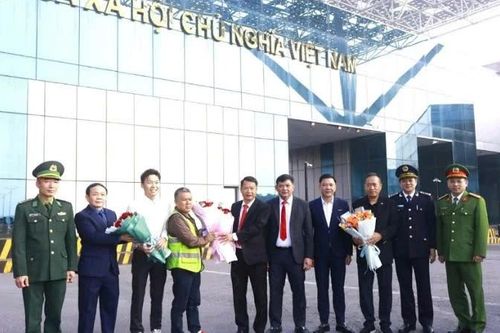 Phường Móng Cái 1 đón chuyến hàng nhập khẩu đầu tiên trong năm mới 2026