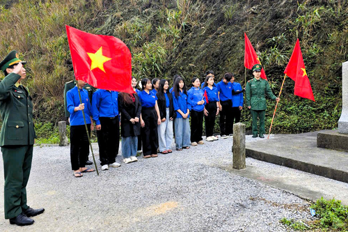 Chào cờ đầu năm mới tại cột mốc chủ quyền biên giới