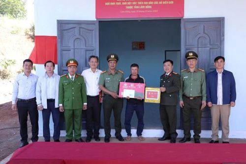Công an Lâm Đồng bàn giao thêm 5 căn nhà cho người dân các xã biên giới trước thềm năm mới
