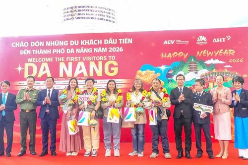 Miền Trung rộn ràng đón những vị khách 'xông đất' đầu năm