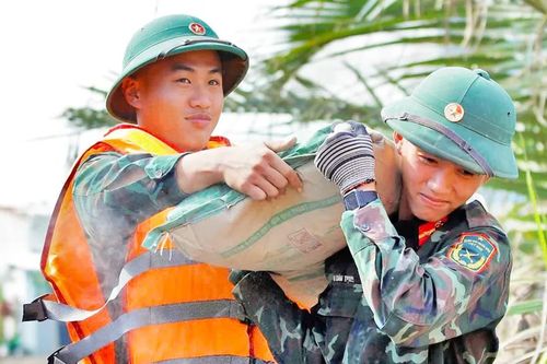 Bộ đội làm xuyên lễ, 'thần tốc' dựng lại mái ấm cho người dân vùng bão lũ