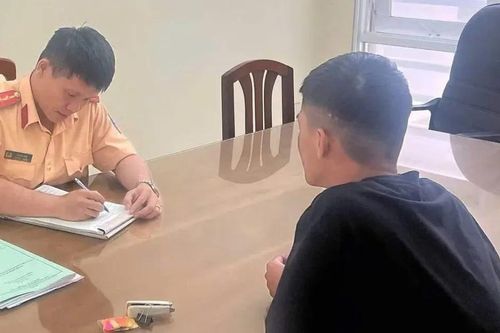 Khánh Hòa: Phạt người vừa chạy xe mô tô biển xanh vừa dùng điện thoại