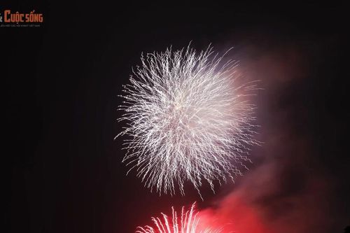 Người dân Thủ đô mãn nhãn với màn pháo hoa mừng năm mới 2026