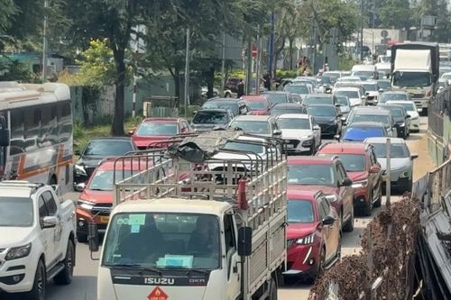 Giữa trưa ngày đầu năm, xe cộ 'đứng bánh' trên đường dẫn cao tốc