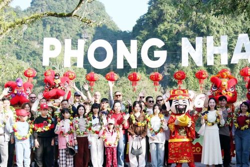 Quảng Trị đón những vị khách quốc tế đầu tiên 'xông đất' miền di sản Phong Nha