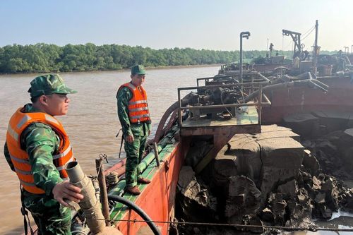 Bắt giữ 3 phương tiện vận chuyển cát trái phép