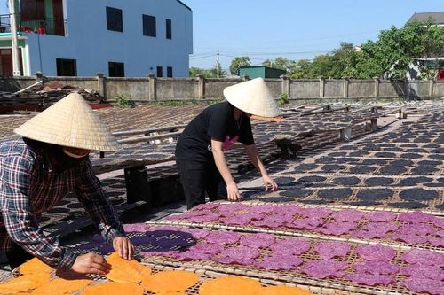 Cô gái nâng doanh thu nhờ 'tô màu' cho bánh đa