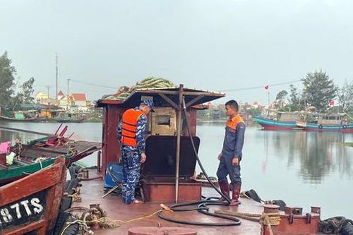 Thu giữ 12.000 lít dầu DO không chứng từ tại vùng biển giáp ranh Ninh Bình - Hưng Yên