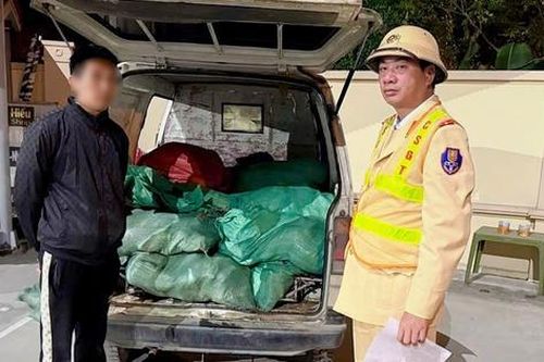 Phát hiện gần 1 tấn chân gà bẩn trên đường vào nội thành Hà Nội
