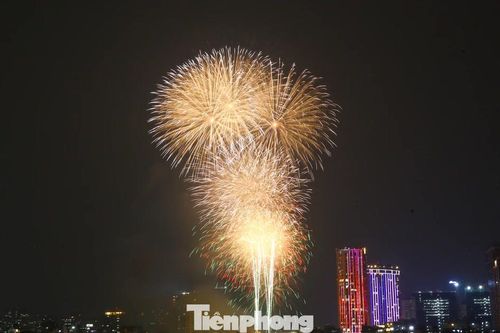 'Bữa tiệc' ánh sáng rực rỡ trên bầu trời Hà Nội chào năm 2026