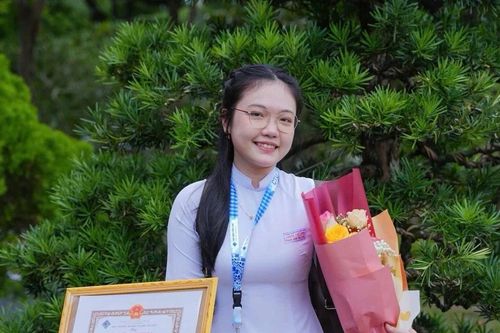 Từ mất mát đến thủ khoa, hành trình không gục ngã của Phạm Anh Thư