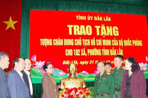 Bộ Quốc phòng tặng 102 tượng chân dung Chủ tịch Hồ Chí Minh cho Đắk Lắk
