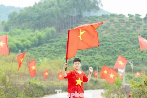 Check-in đường cờ Tổ quốc rực rỡ ở xã miền núi tỉnh Bắc Ninh